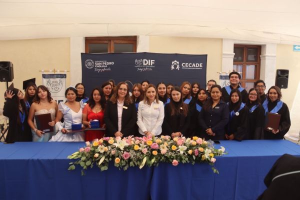 ENCABEZA PAOLA ANGON CEREMONIA DE GRADUACIÓN DEL CECADE CHOLULA