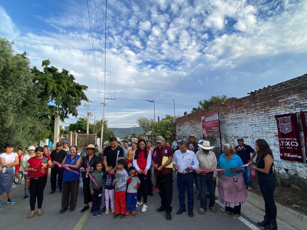 CON LA INSTALACIÓN DE LUMINARIAS EN COLONIAS DE ATLIXCO, ARIADNA AYALA REFUERZA LA SEGURIDAD