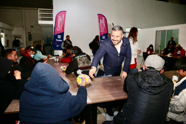 SMDIF DE PUEBLA OFRECE CENA DE FIN DE AÑO A PERSONAS EN SITUACIÓN DE ATENCIÓN VULNERABLE EN EL DORMITORIO MUNICIPAL