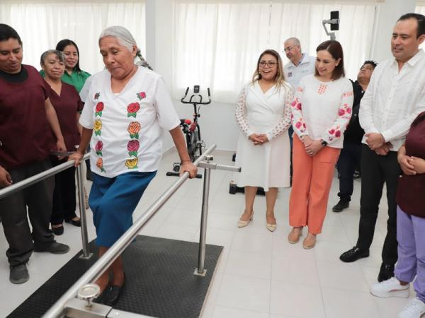 Entrega Gaby Bonilla equipamiento para Unidad Básica de Rehabilitación en la Mixteca