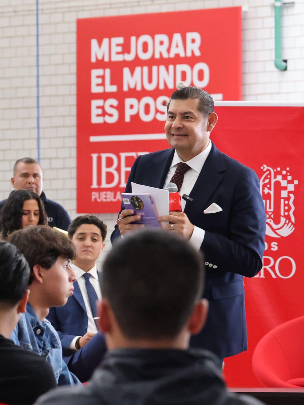 Armenta apoyará el extensionismo universal, se reúne con alumnos de la IBERO