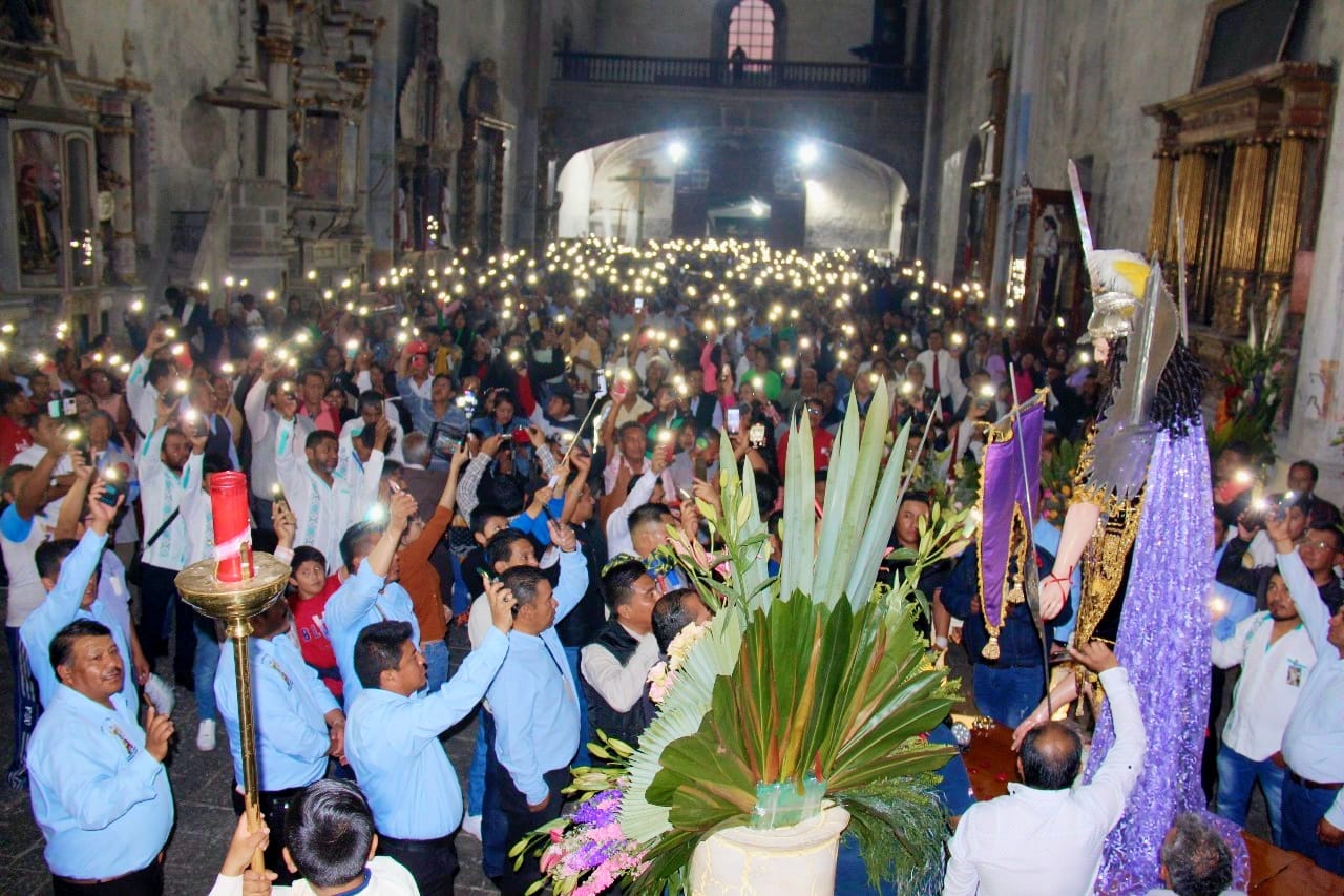 Feligreses de Huejotzingo pasaron la imagen de San Miguel Arcángel al Ex Convento Franciscano