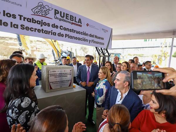 El gobernador Sergio Salomón colocó la “Primera Piedra” para la construcción del edificio para la nueva sede de la Secretaría de Planeación y Finanzas