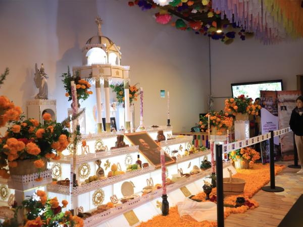 Promueve Turismo altar monumental de Tochimilco en Módulo Turístico de Puebla