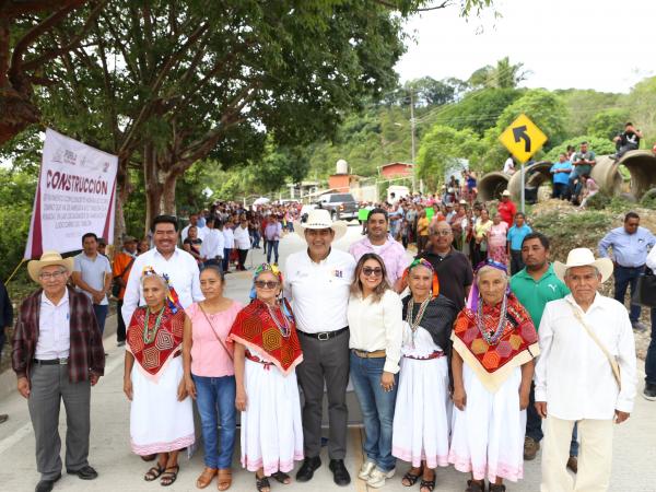 Mejora gobierno estatal movilidad en la sierra norte: Sergio Salomón entrega vialidades