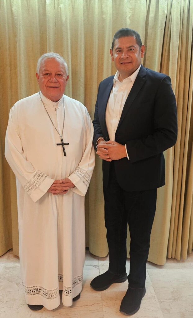 Me reuní con el Arzobispo de Puebla, Monseñor Víctor Sánchez Espinosa.