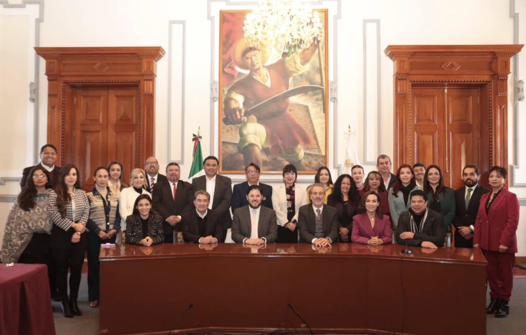 En reunión con las y los Regidores Puebla, el Coordinador del IMPLAN Puebla y miembros del Gabinete.