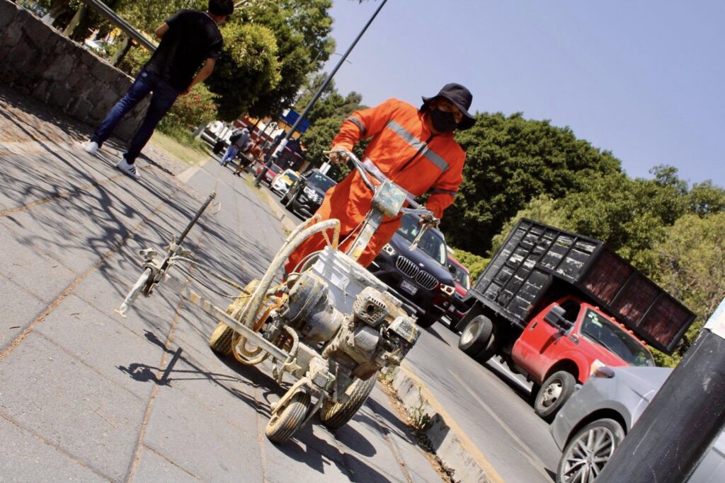 Con las #BrigadasUrbanas del Centro Histórico realizamos labores de mantenimiento para dignificar nuestros espacios públicos.